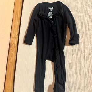 Kyte BABY Black Ribbed Zippered Ruffle Footie